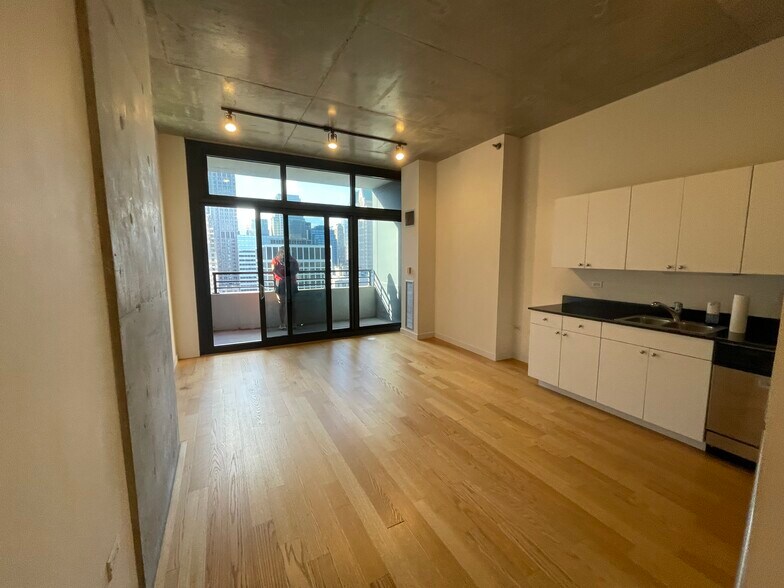 Building Photo - 235 W Van Buren St