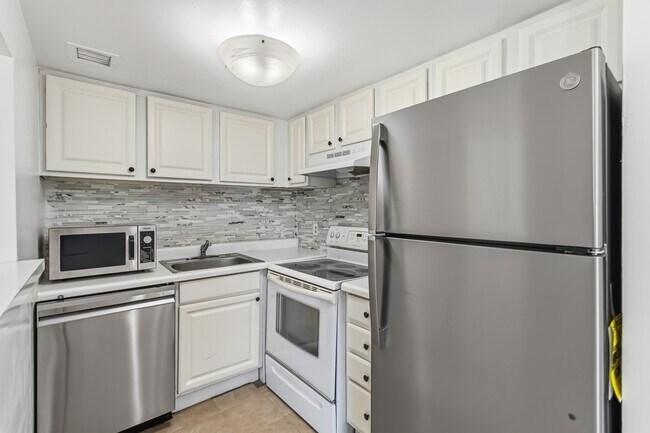 Building Photo - 2569 N Alafaya Trail