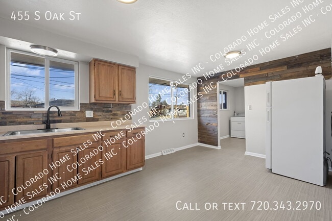 Building Photo - 455 S Oak St