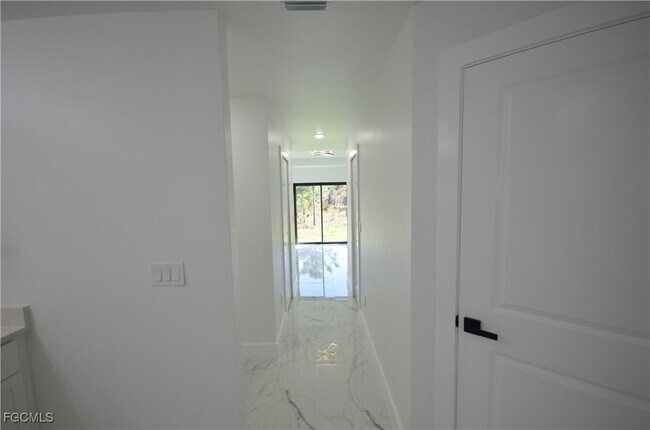 Building Photo - 1242 Hathor St E