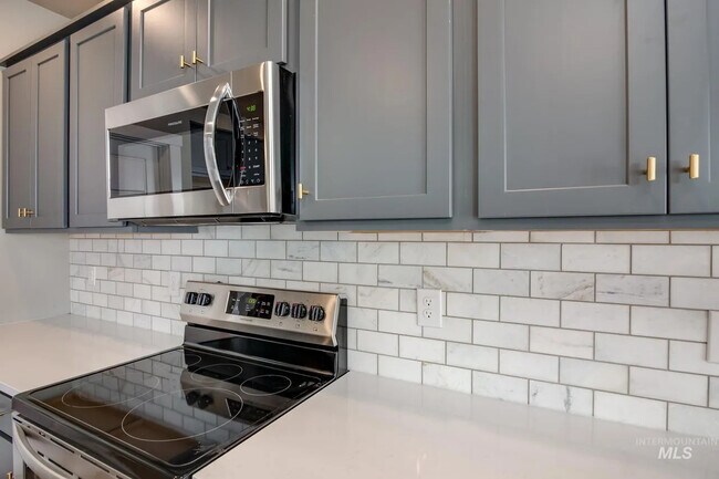 Building Photo - 336 S Calf Crk Ave