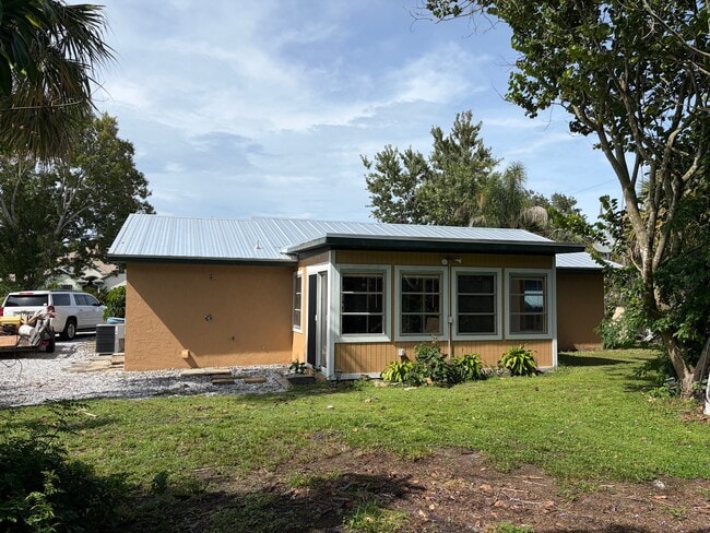 Building Photo - 217 Dickens Ave