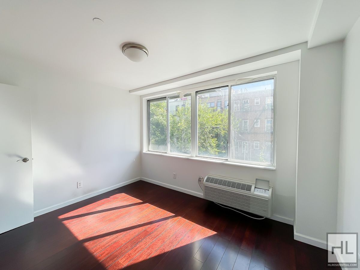 Building Photo - STANHOPE STREET / Spacious 1-Bed 1-Bath / ...
