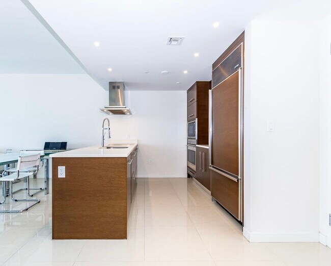 Building Photo - 485 Brickell Ave