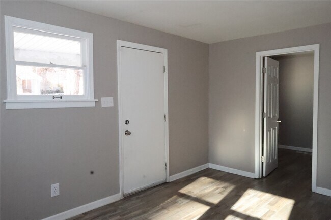 Building Photo - 5460 Hamilton Ave