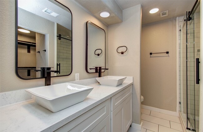 Building Photo - 712 Player Ct