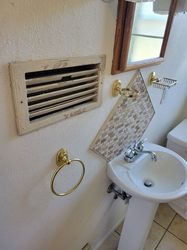 Building Photo - 2 Bedroom House