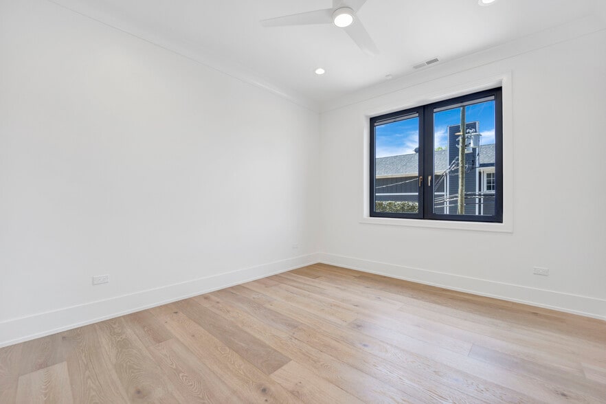 Building Photo - 4920 N Lincoln Ave