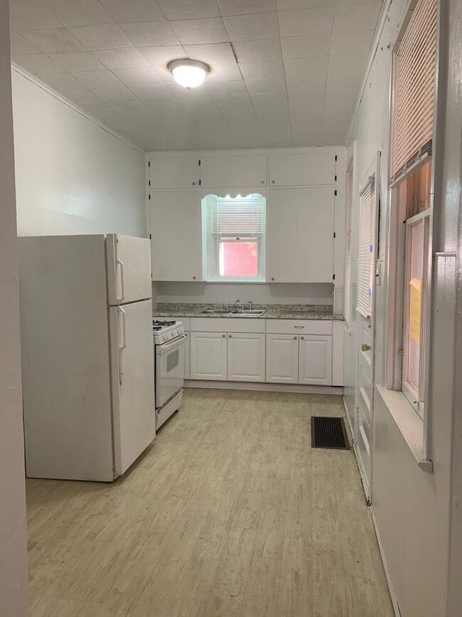 Building Photo - 3-5 Bedroom House Near York College-York C...