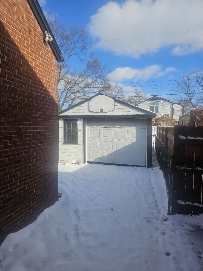 Building Photo - 19986 Mitchell St