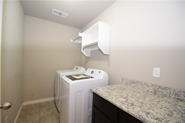 Building Photo - 710 SW Willowpoint Rd