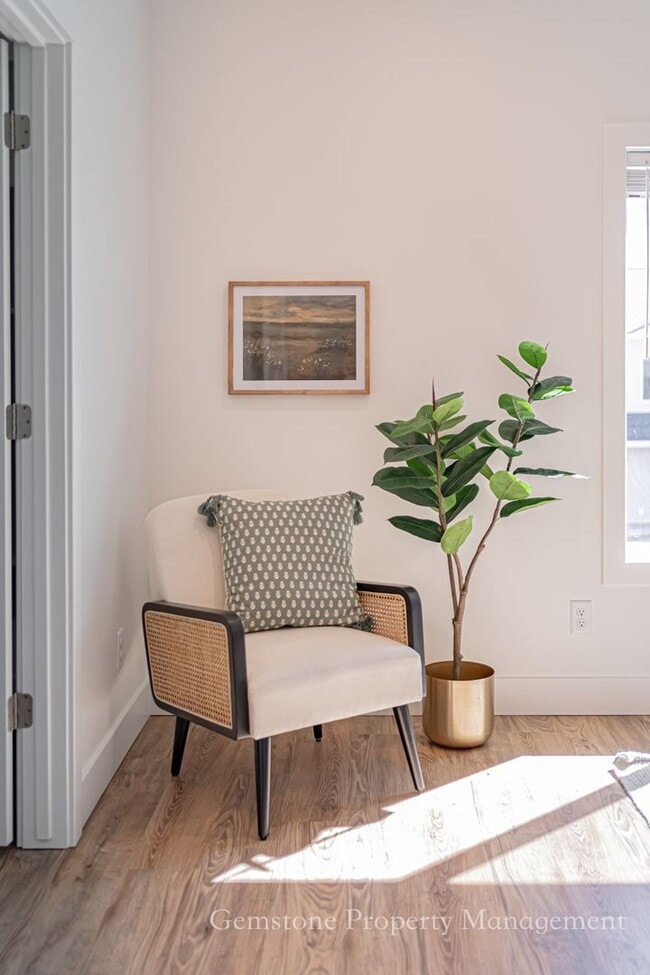 Building Photo - Darling 3 Bed 2.5 Bath Townhome located in Sugar City!