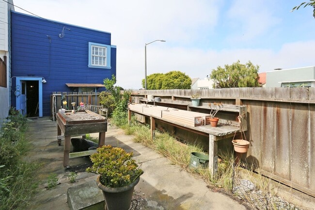 Building Photo - Spacious 2BR/1BA in Glen Park's Miraloma neighborhood, Shared Yard, Pets Considered, Garage (1 Ga...