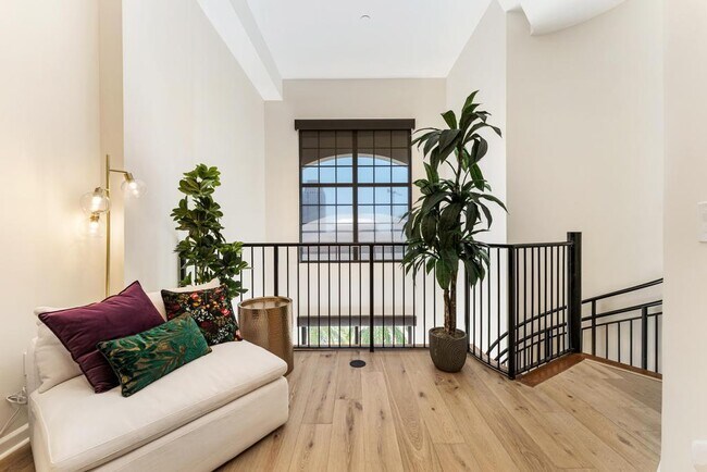 Building Photo - 801 S Olive Ave