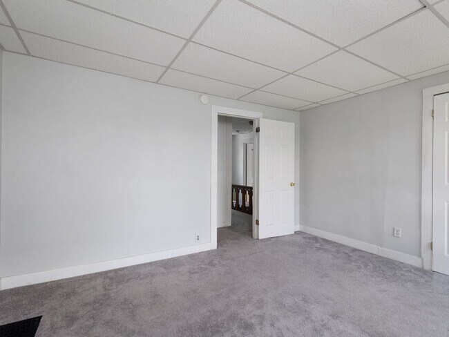 Building Photo - Charming and spacious 4-bedroom, 2 full bath home located in the City of Watertown.