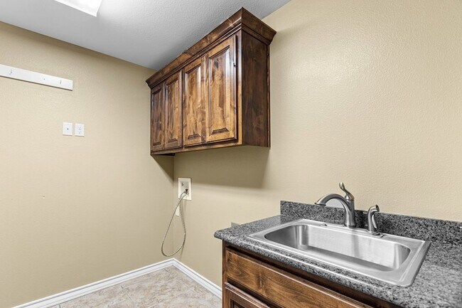 Building Photo - 5811 Oak Creek Drive