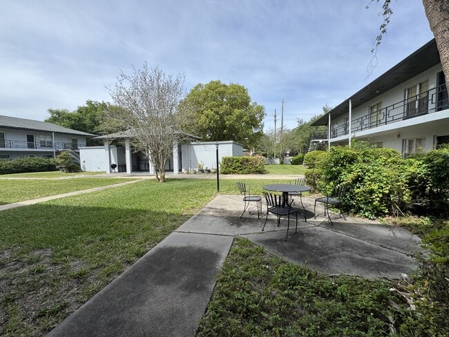 Building Photo - 825 N Primrose Dr