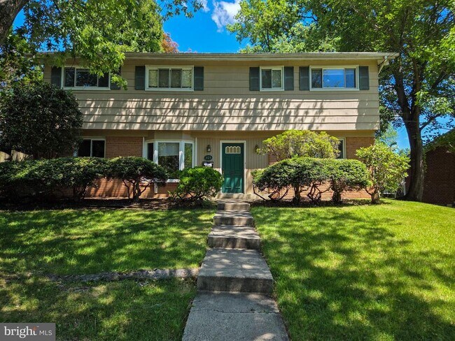 Building Photo - 305 Hillsboro Dr