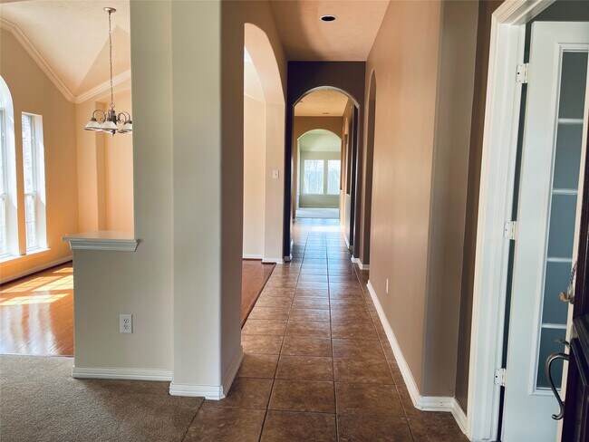 Building Photo - 10723 Lake Riata Ln