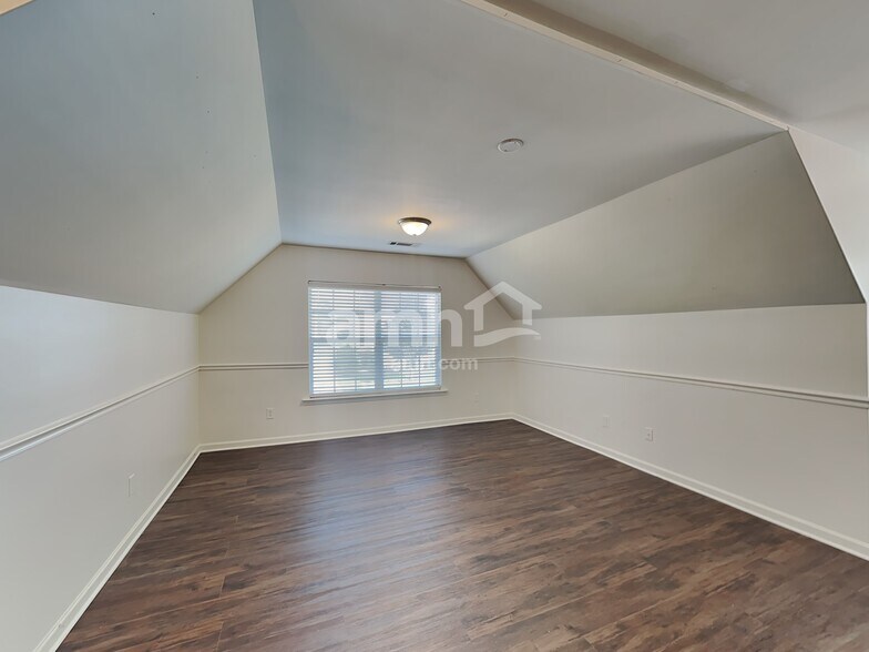 Building Photo - 4059 Houldsworth Dr