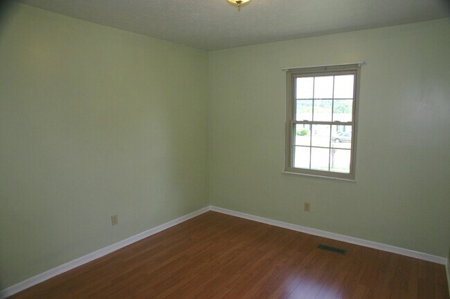 Building Photo - Seymour, 4 bedroom, hardwood floors - Call Steve Davis (865) 681-1000