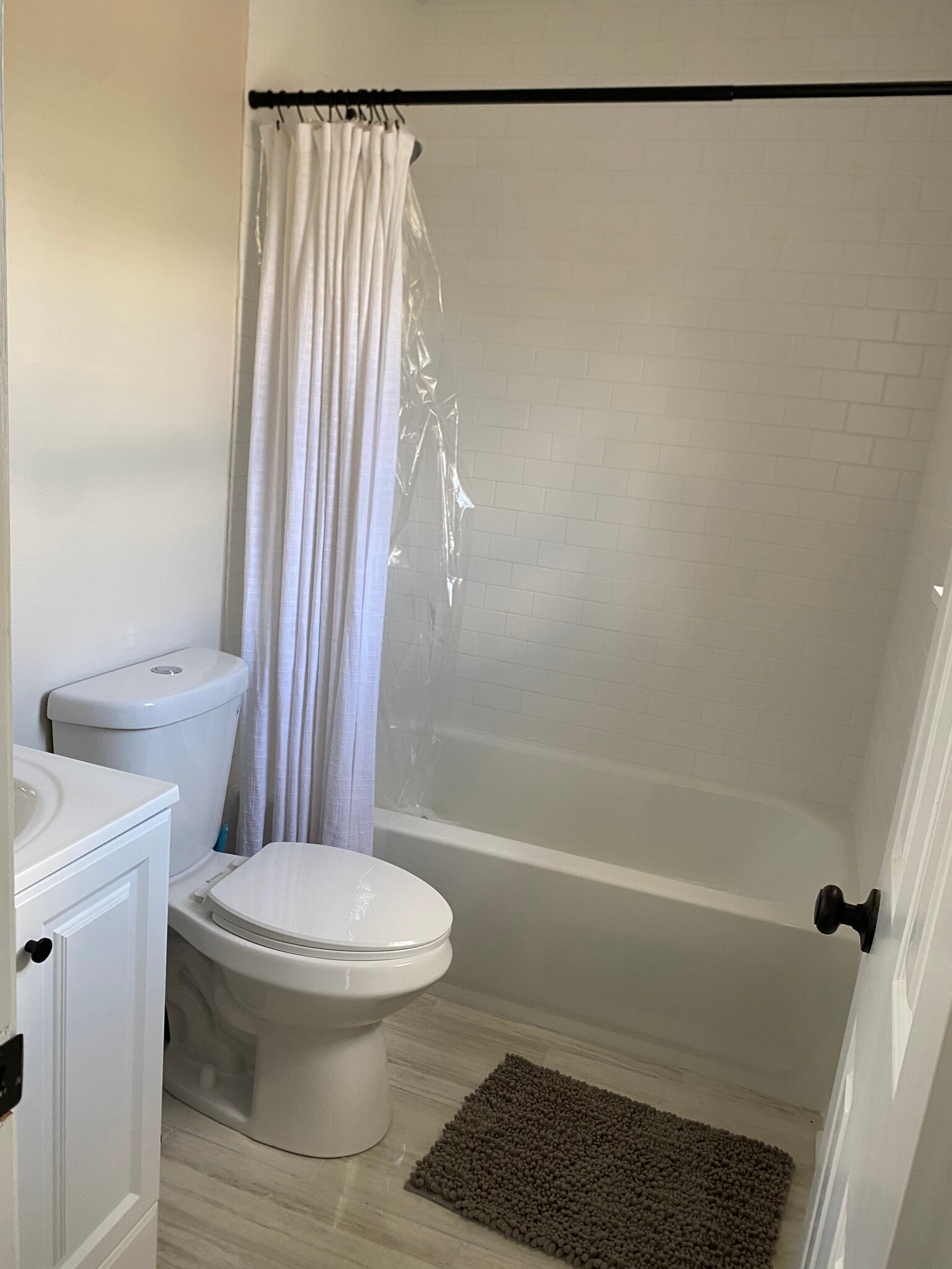 Master en suite bathroom - 1420 Marlyn Dr
