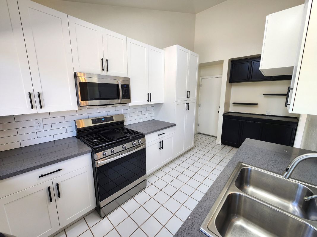 Building Photo - 80 N Lucas Ct