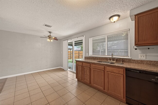 Building Photo - 1806 Foxlake Dr