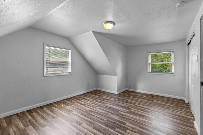 Building Photo - 8817 Blewett Ave