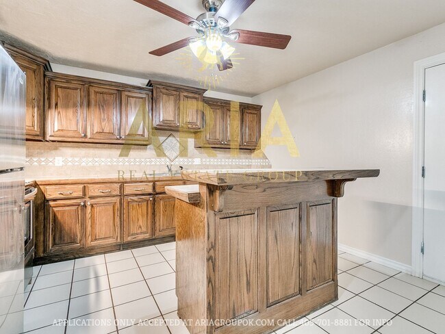 Building Photo - *639-641 Welston Cr.