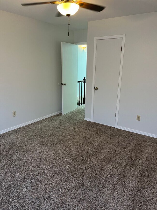 Building Photo - Beautiful Northeast Townhome!