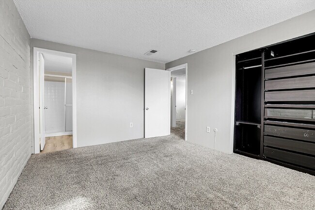 Building Photo - $1,650.00 - HALF OFF First Month's Rent - 3 Bedrooms, 2 Bathrooms, Condo in Lakewood with Onsite ...