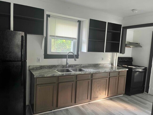 Primary Photo - 633 S Blakely St