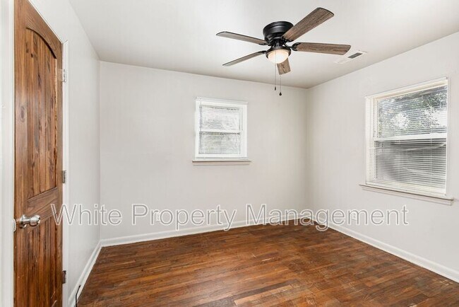 Building Photo - 2317 Julia Ave