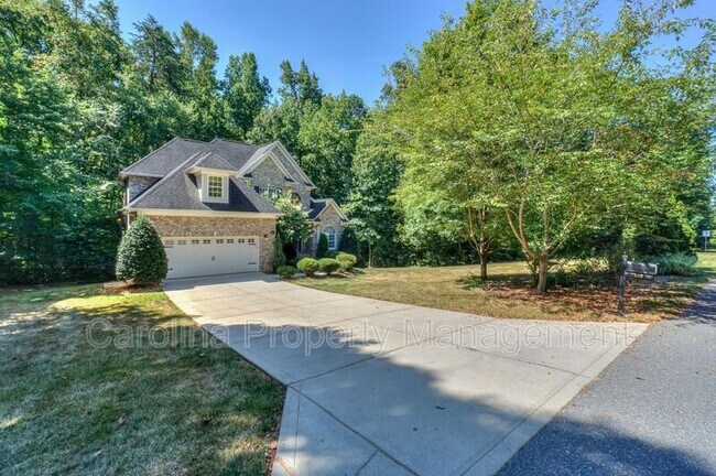 Building Photo - 181 Streamside Pl