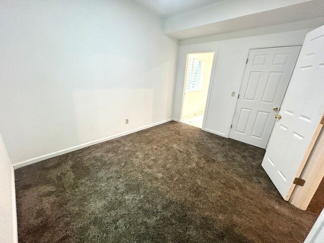 Building Photo - Beautiful 5-bedroom House in the Saddle Rock Area