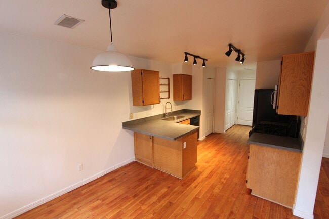 Building Photo - LEASE THROUGH JULY 3-Bed / 2.5-Bath Townhome in Boulder Point Near FUTS Trails