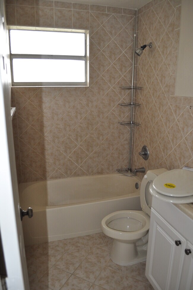 Building Photo - 10385 N Kendall Dr