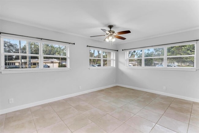 Building Photo - 812 Holly Ln