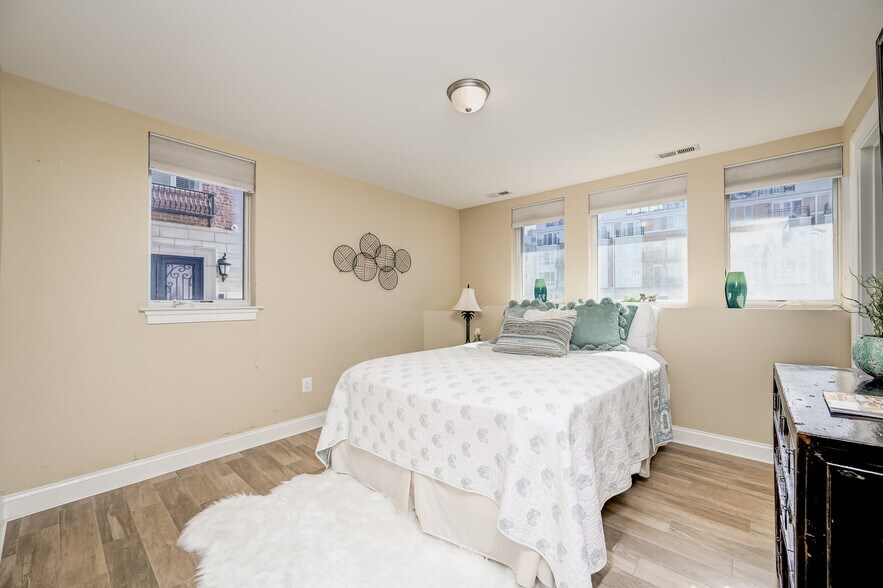 Building Photo - 621 Ponte Villas N