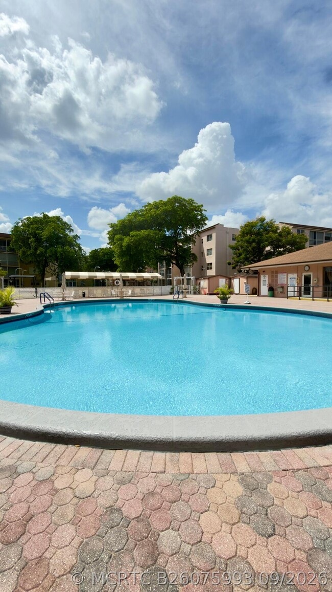 Building Photo - 2801 Somerset Dr