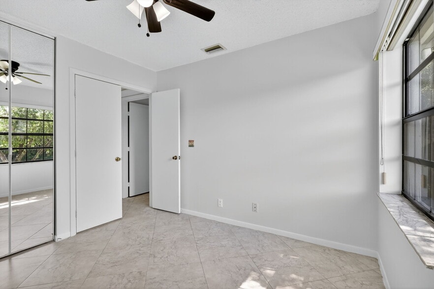Building Photo - 5475 Verona Dr