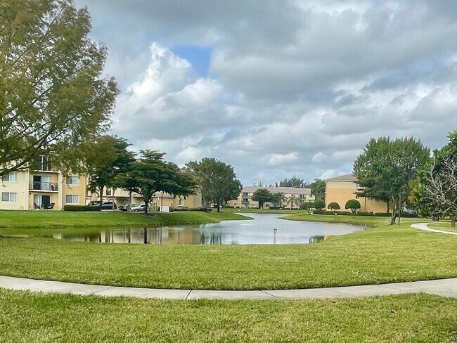 Building Photo - 1700 Crestwood Ct S