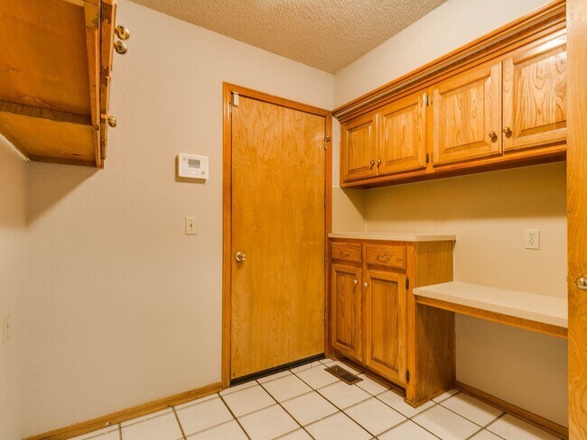 Building Photo - Large Corner Lot - 4 Bed/2.5 Bath + Study - 1 mile from PC North High School