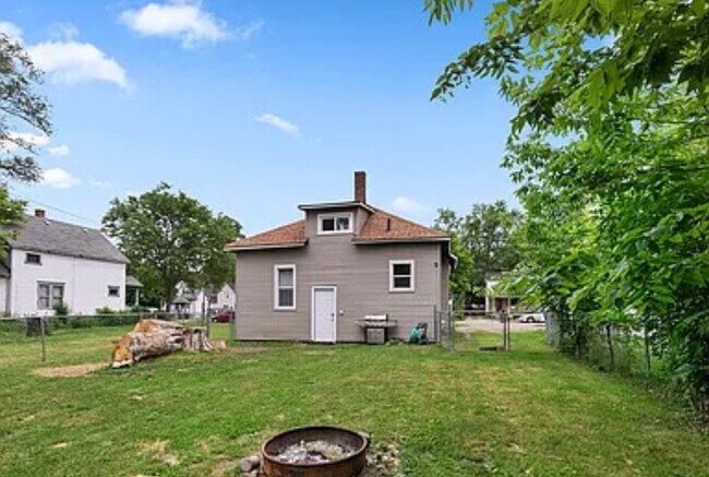 Building Photo - 1318 Division St