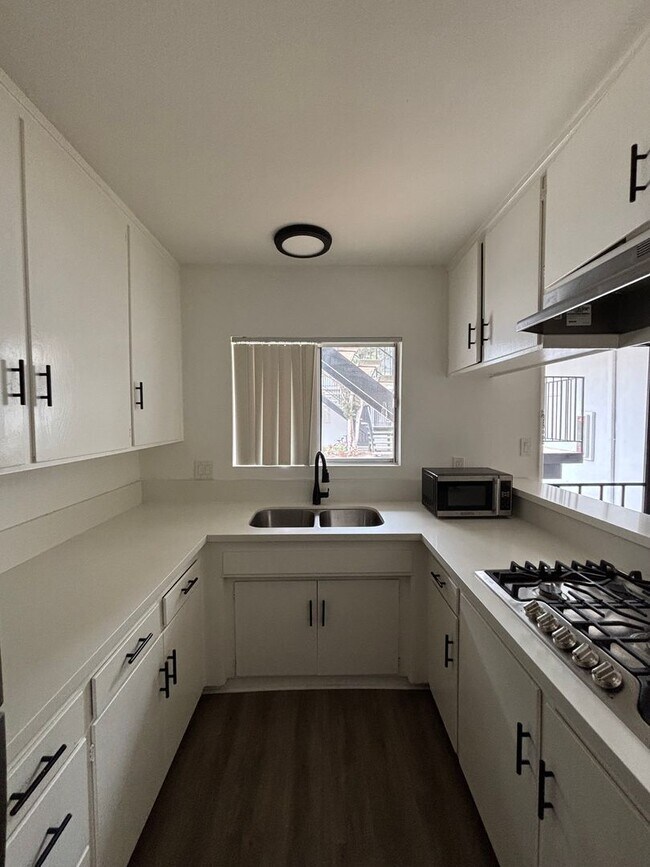 Building Photo - Upgraded 1 Bedroom In Torrance with Parkin...