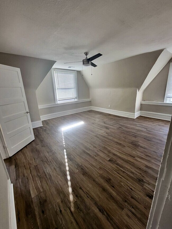 Building Photo - *** Amazing Shadyside Location * Renovated...