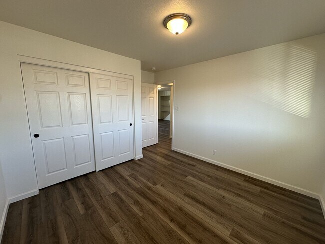 Building Photo - Adorable Top-Floor Unit