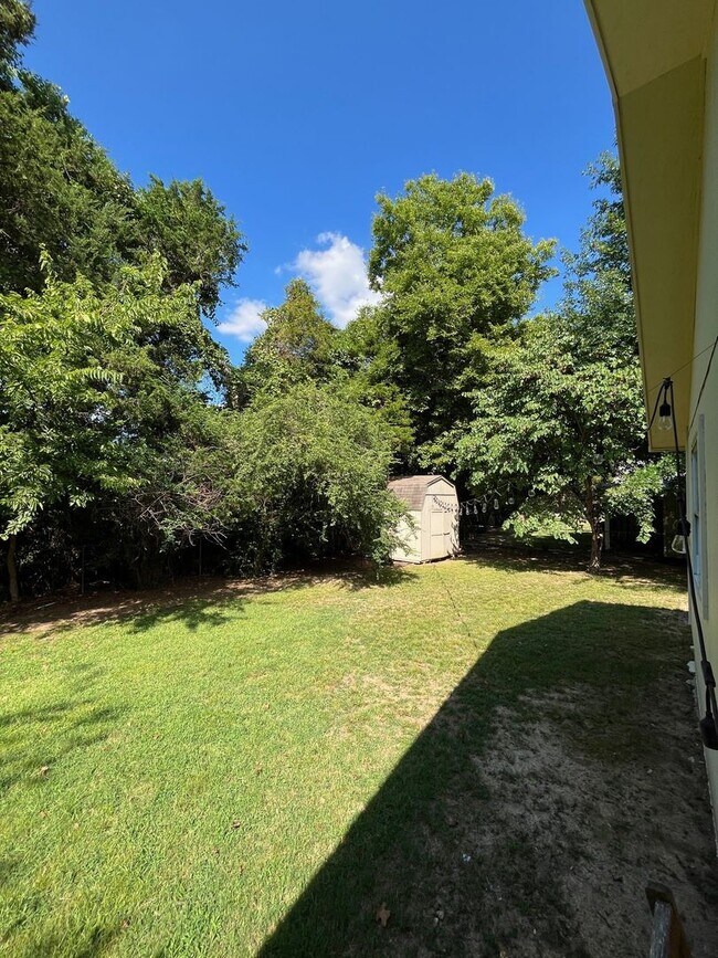 Building Photo - 4 bedrooms and 2 bath home, mature neighbo...