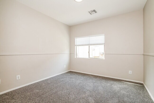 Building Photo - 5218 W Glass Ln